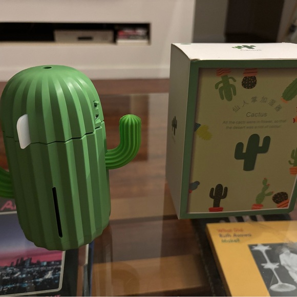Mini Cactus 🌵 LED USB Humidifier - Picture 2 of 4